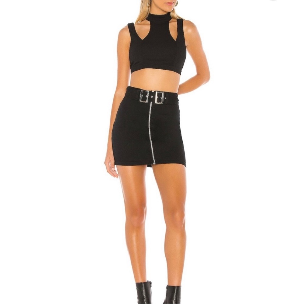 Superdown Tate Cut Out Black XS Cropped Top with Open Back - Picture 3 of 9